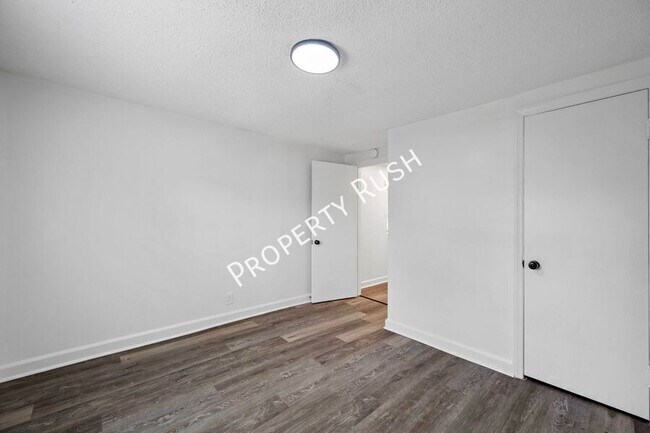 Building Photo - 424 Hedgewood Dr
