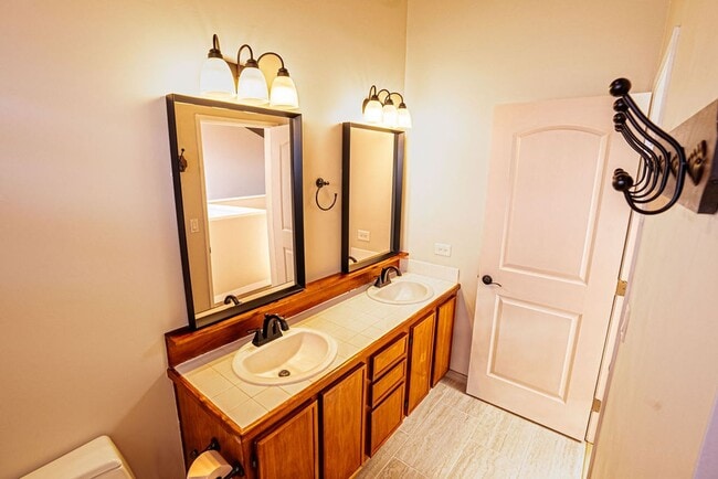 Building Photo - Unfurnished 3 bedroom 3 bath condo with oc...