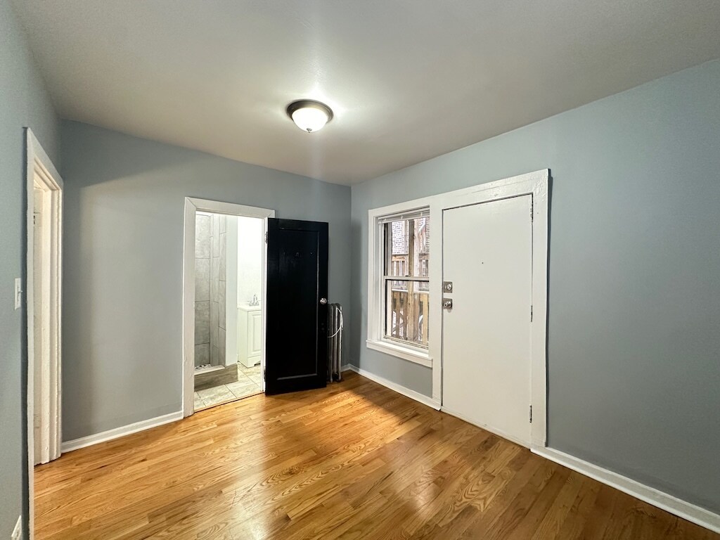 Building Photo - 5662 N Ridge Ave