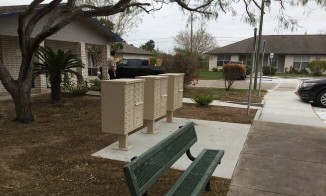 Building Photo - 402 Hinojosa Dr