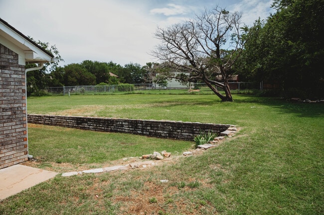 Building Photo - 505 W Bluebonnet Dr