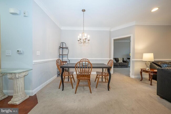 Building Photo - 300 W Elm St