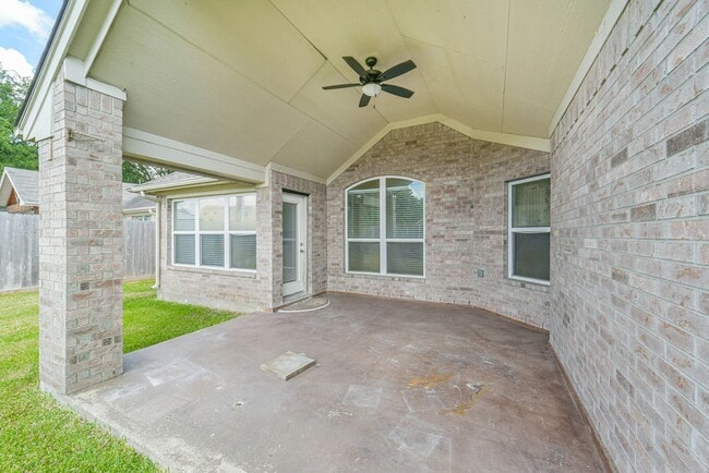 Building Photo - Light and Bright Ready for Immediate Move In!
