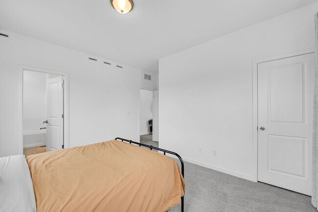 Building Photo - Sterling Ranch 3bed 3bath - like NEW!