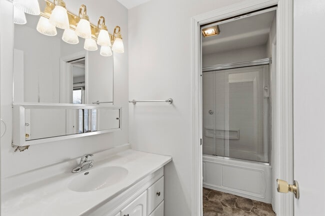 Building Photo - 1903 Sumac Dr