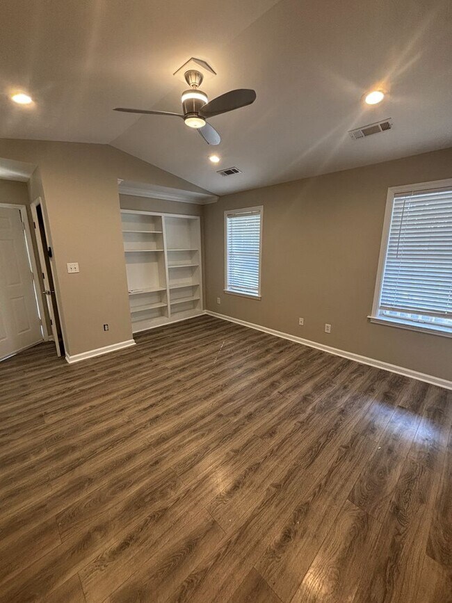 Building Photo - Ground floor 2 bed condo with no neighbors above or below