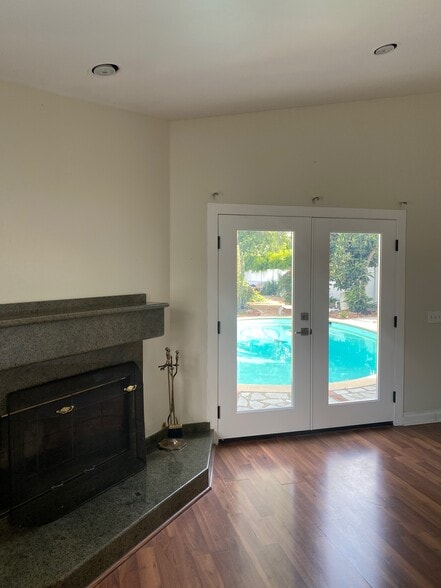 Building Photo - 22636 Oxnard St