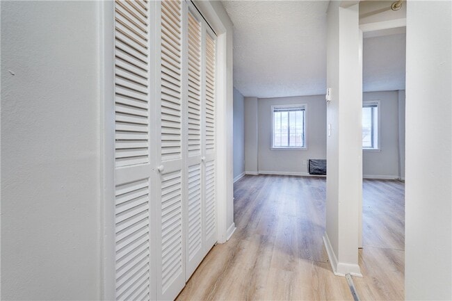 Building Photo - 400 Main St