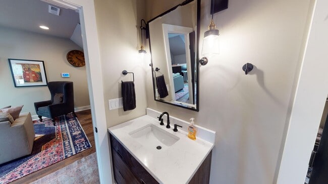 Building Photo - Cozy Fully Furnished Edgehill Apartment- A...