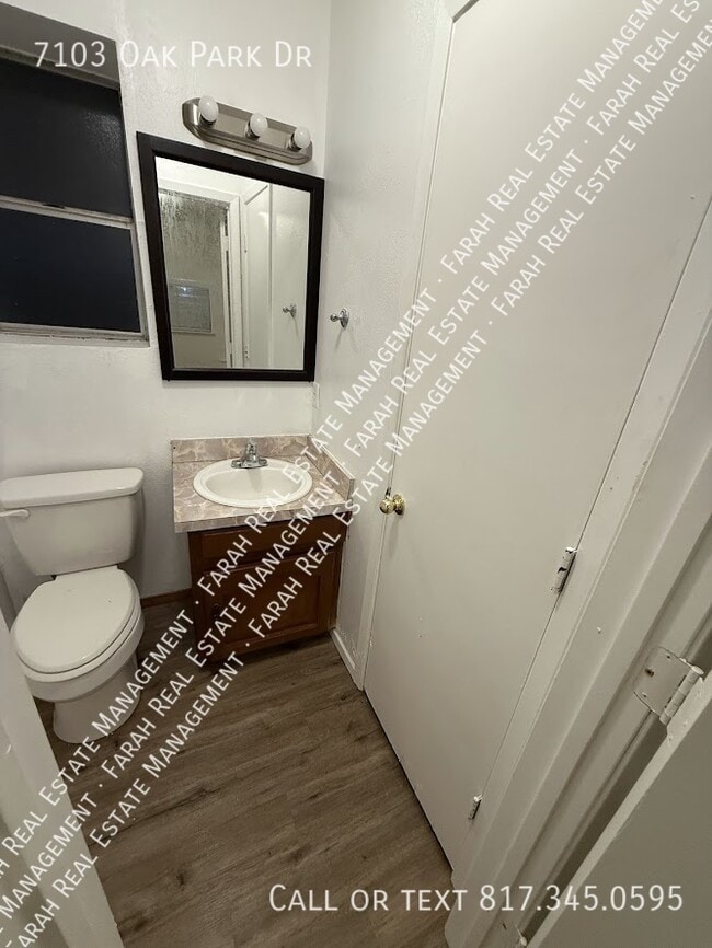 Building Photo - 7103 Oak Park Dr