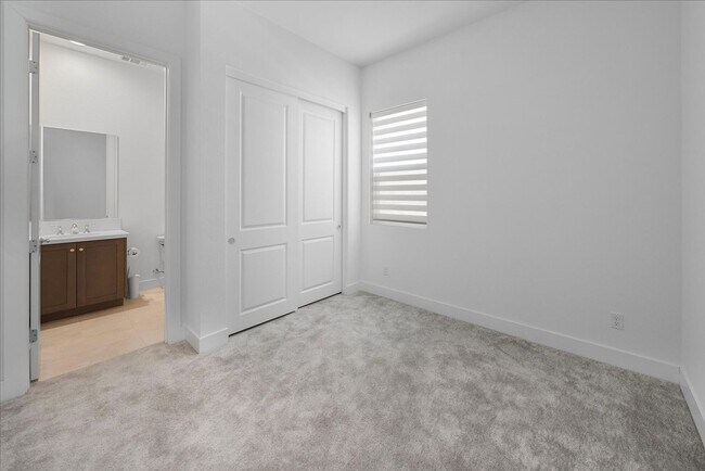 Building Photo - Model-Perfect 5 Bedroom Home in Valencia!