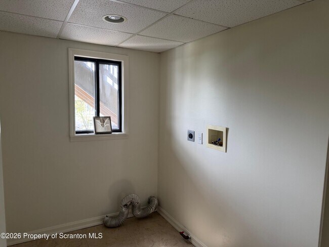 Building Photo - 442 Larch St