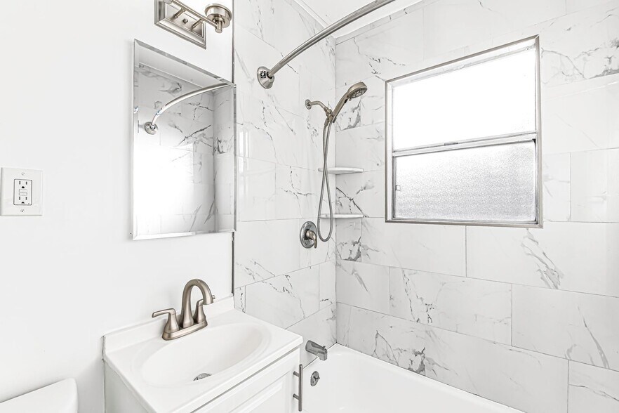 Building Photo - 1631 E 4th St