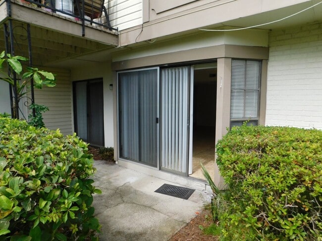 Building Photo - Large 1 Bed  Condo, w/Bonus Room (Office?) & 1 1/2 Bath