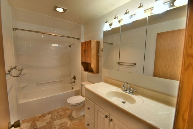 Building Photo - 2Bd/1.5Ba Kirkland Condo