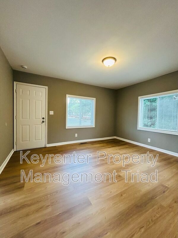 Building Photo - 1308 Leonard Ave