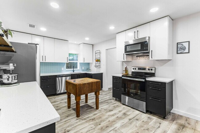 Building Photo - Timeless Charm Meets Modern Comfort in Brookview