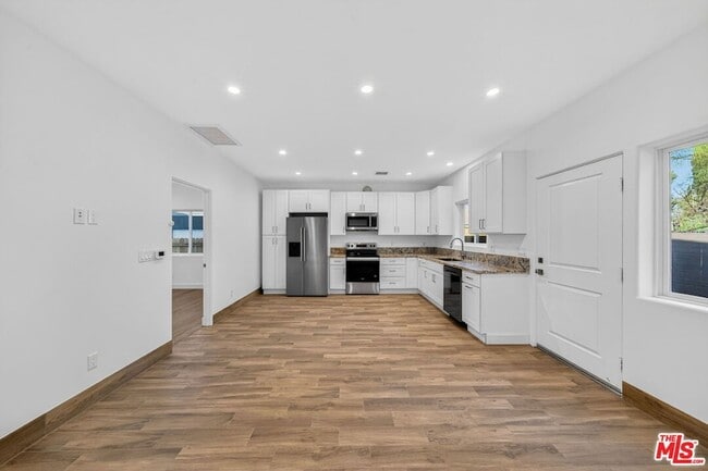 Building Photo - 17625 Burbank Blvd