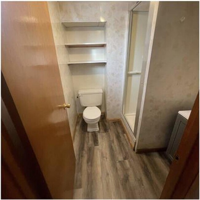 Building Photo - 4 Bed 2 Bath Split Level Home
