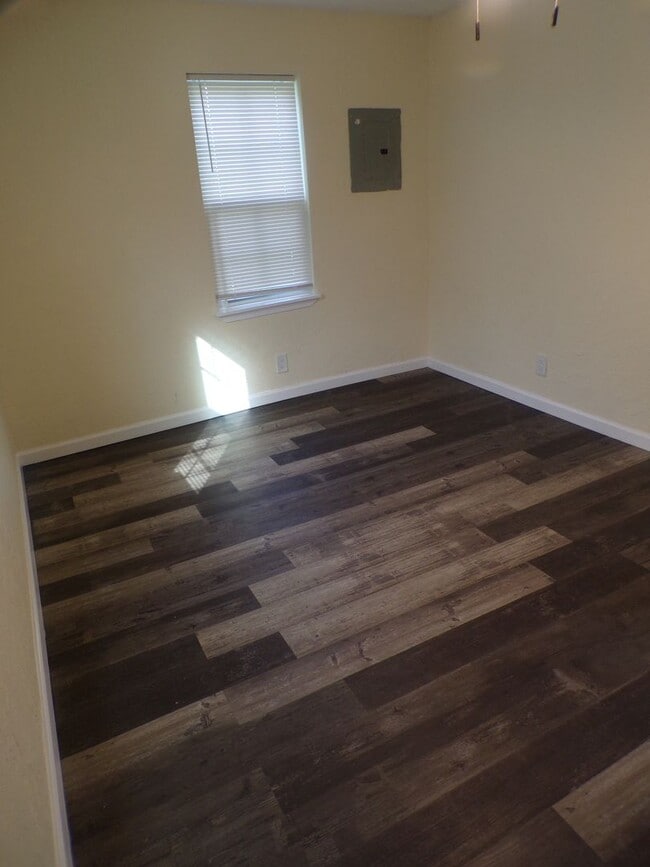 Building Photo - Fresh Installed Floors !!! Upgraded Bathro...