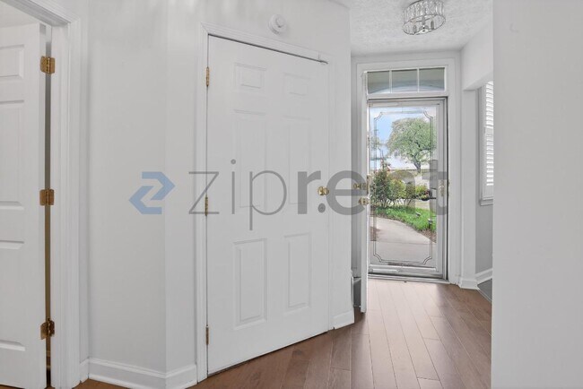 Building Photo - 484 Fraser St SE