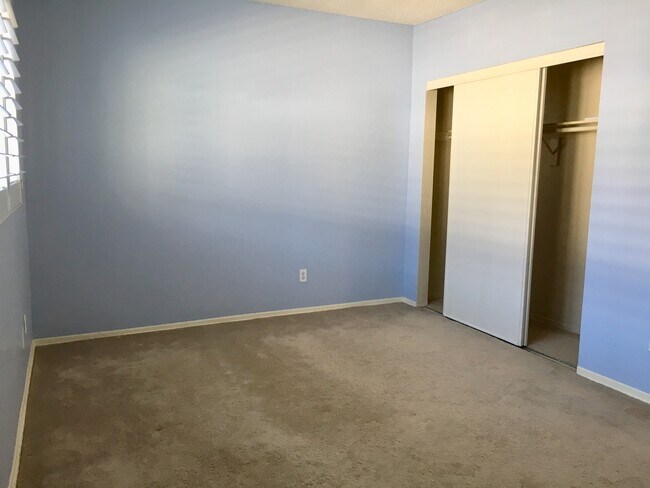 Building Photo - 1747 Barry Ave