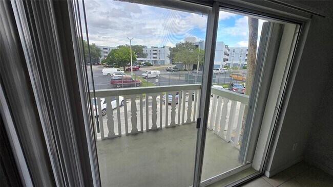 Building Photo - 15221 NE 6th Ave