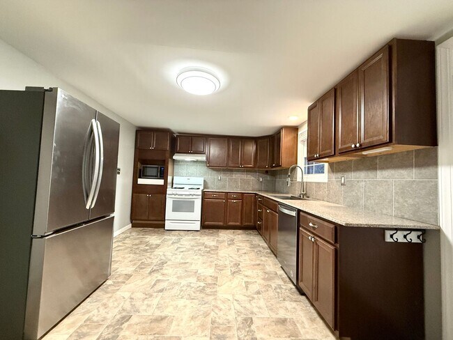 Building Photo - Walk to the Waterfront!|2BR Single-Family with Private Yard!