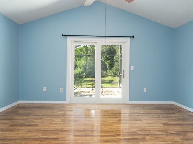 Building Photo - Enjoy Florida living in this spacious 3BR/...