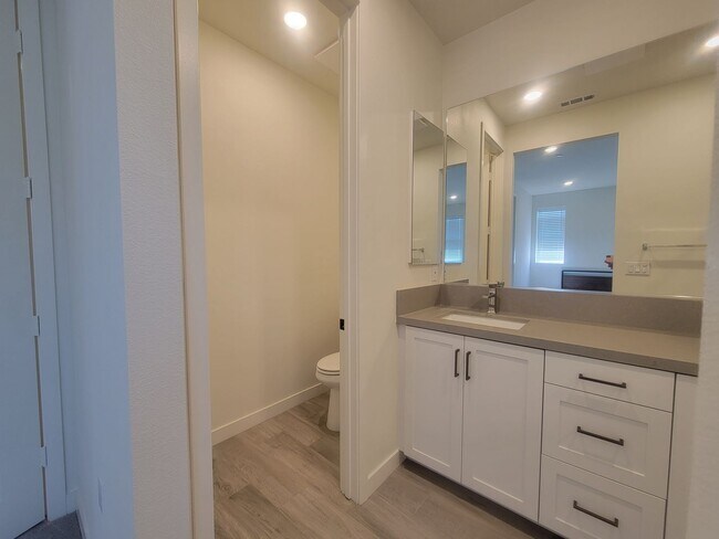 Building Photo - Two-bedroom, two-and-a-half-bath tri-level townhouse located in Arcadia, CA