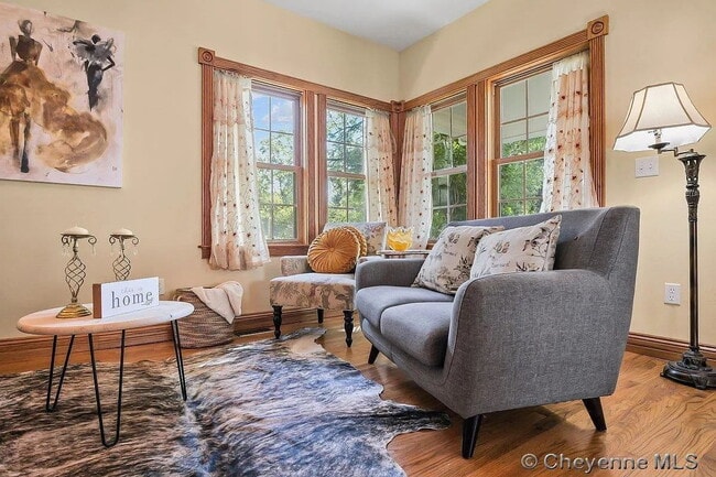 Building Photo - Charming Three Bedroom Home!