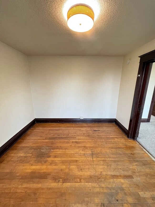 Building Photo - 910 N 22nd Ave W