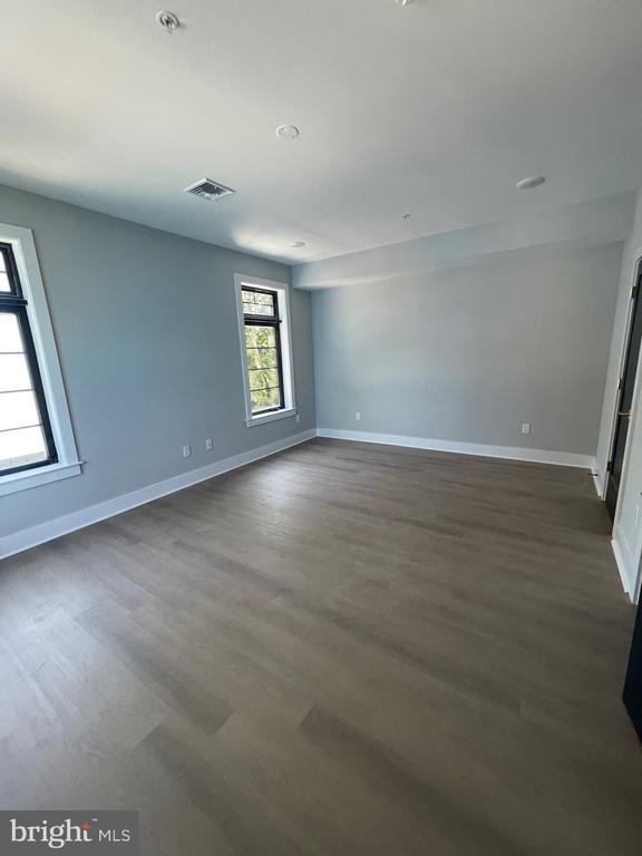 Building Photo - 7517 Ridge Ave