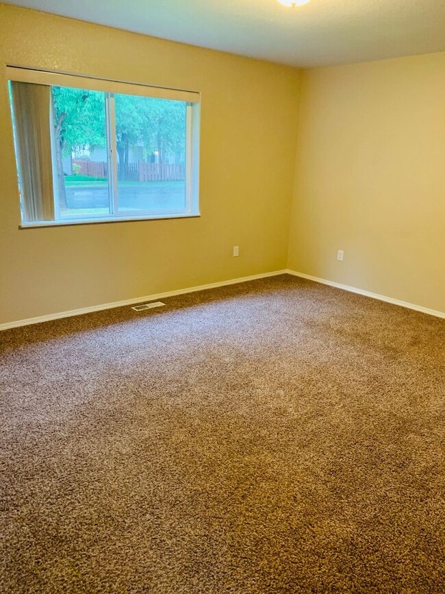 Building Photo - Single Level - 3 Bed - 2 Bath - Pet Friendly