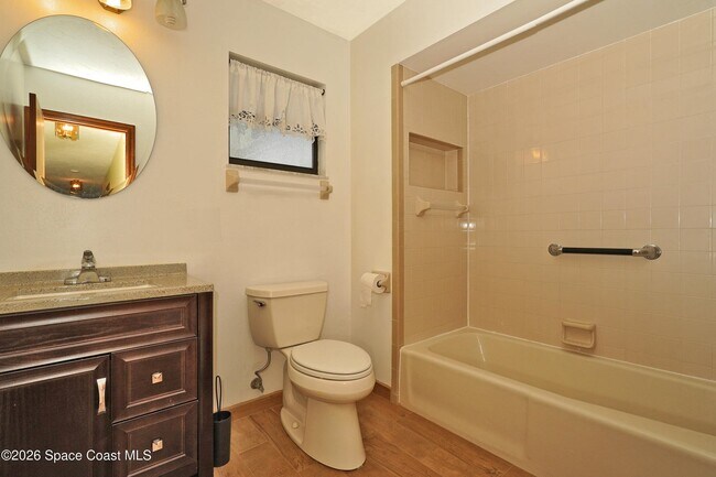 Building Photo - 670 Kings Way