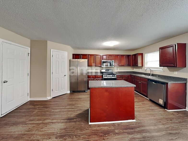 Building Photo - 682 Rock Hill Pky