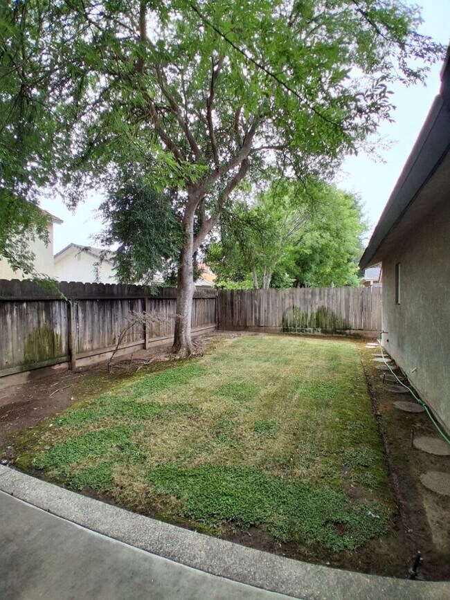 Building Photo - Charming Well-Maintained 3-Bed Fresno House!