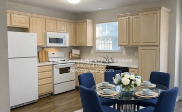 Building Photo - South Garden Townhomes