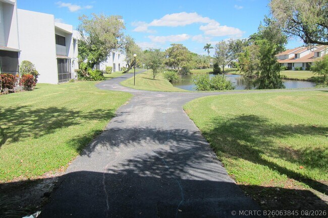 Building Photo - 1517 Woodbridge Lakes Cir