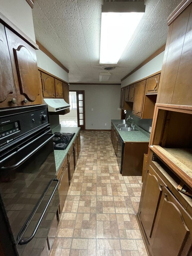 Building Photo - Beautiful 4 Bedroom Southern Hills Home