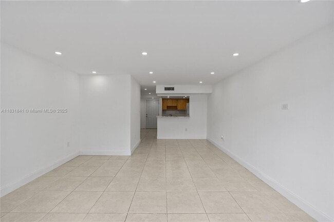 Building Photo - 9373 Fontainebleau Blvd
