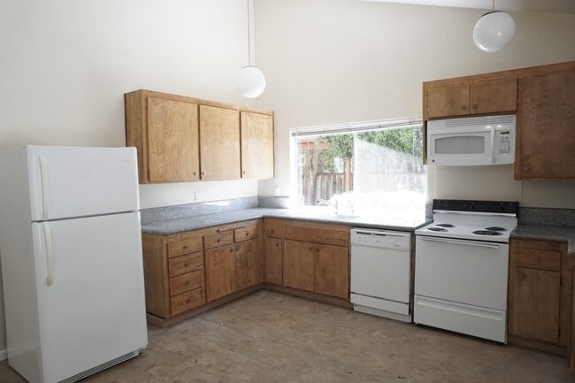 Building Photo - Cute Single Family Home, Updated Kitchen, ...