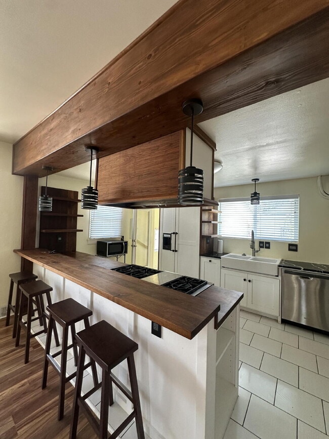 Building Photo - "Charming 2-Bedroom Retreat in the Heart of Windsor – 945 Sq. Ft. of Cozy Living!"