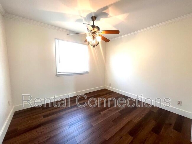 Building Photo - 3300 W Hawthorne Ct