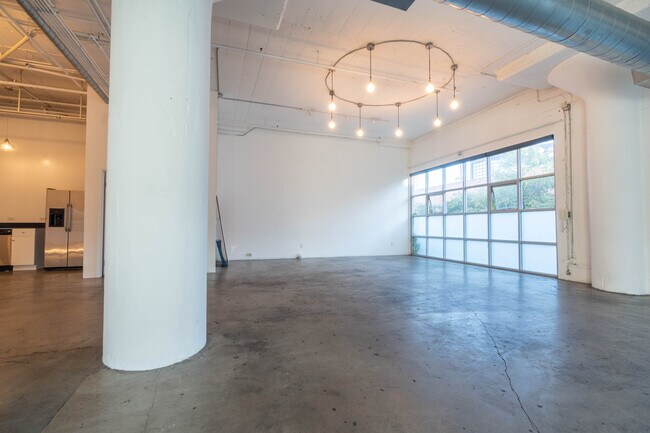 Building Photo - 530 Molino St