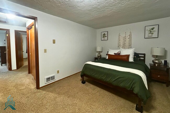 Building Photo - Witham Hill Townhome