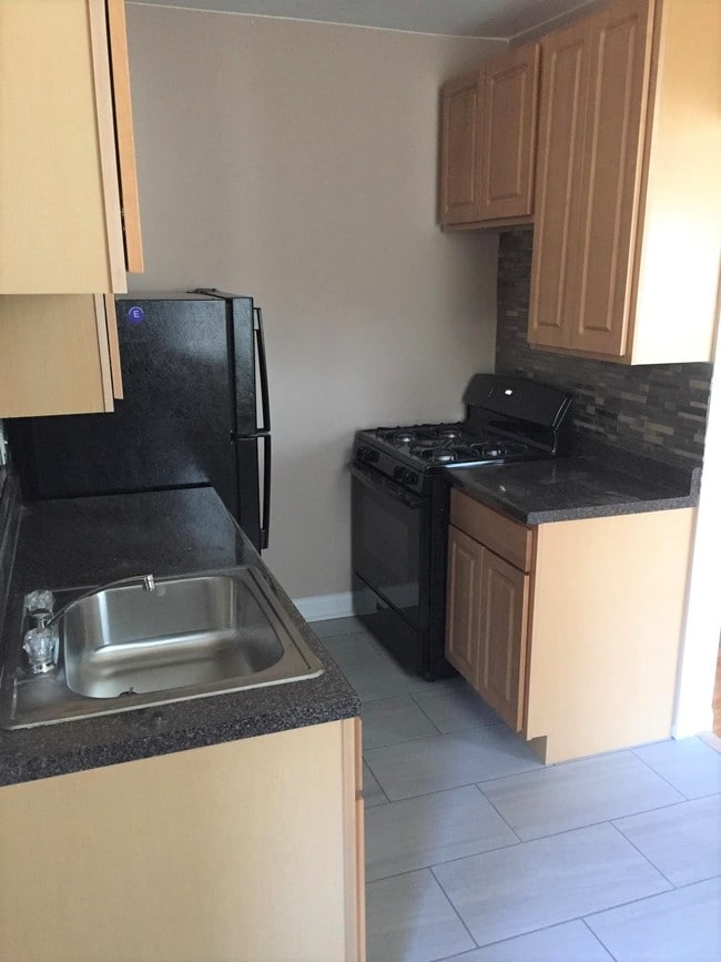 Building Photo - 4142 N Avers Ave