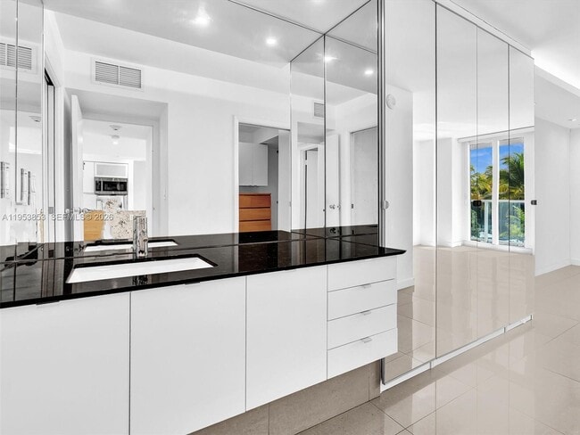 Building Photo - 100 Bayview Dr