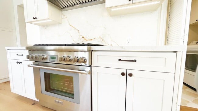 Building Photo - 1911 Easton Dr