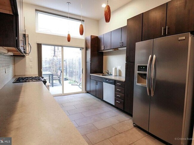 Building Photo - 4 E Henrietta St